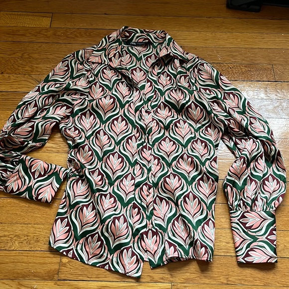 Zara Tops - Zara pink and green button up
